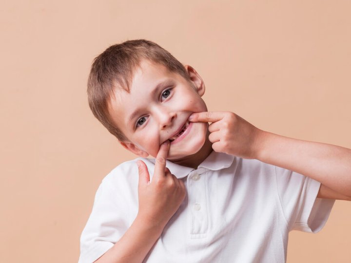 Як вирвати молочний зуб