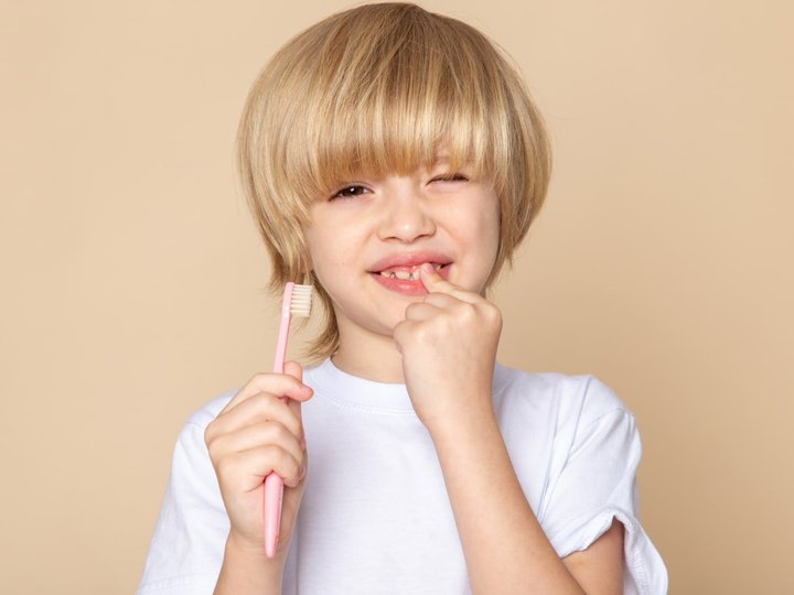 Як навчити дитину чистити зуби правильно без скандалів та сліз