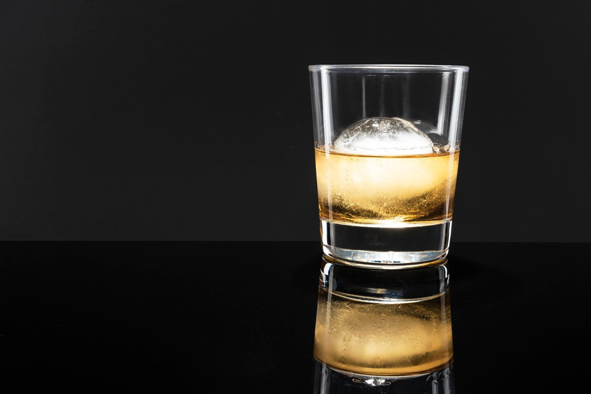 Whisky With Sphere Ice Fancy Cocktail 53876 103559